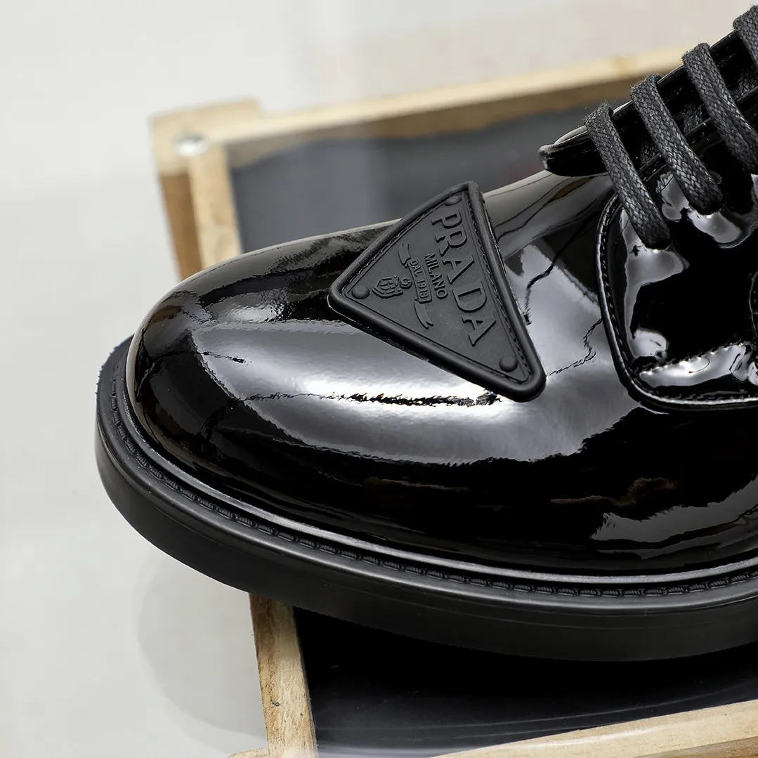 Men's shoes 💰620 💰💰🎩🎩【Prada】Counter 1:1⬆️original reproduction, absolute quality🆗original outsole, high-quality imported rubber, wear-resistant and non-slip, never degummed, upper material: imported first-layer cowhide➕anti-slip foam outsole, official website material, inner material: water-dyed leather lining, 3 colors available! Code number 38-44 (45. Can be customized)